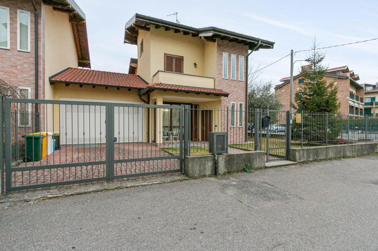 Le Quattro Stelle Villa Cardano Al Campo Luaran gambar